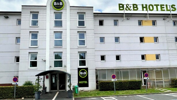 A B&B hotel building with a sign indicating it is a B&B hotel. - B&B HOTEL Lisieux Parc des Expositions (Lisieux)