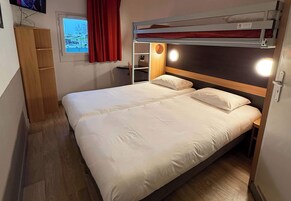 Quarto triplo standard, para não fumantes | Escrivaninha, Wi-Fi de cortesia, roupa de cama