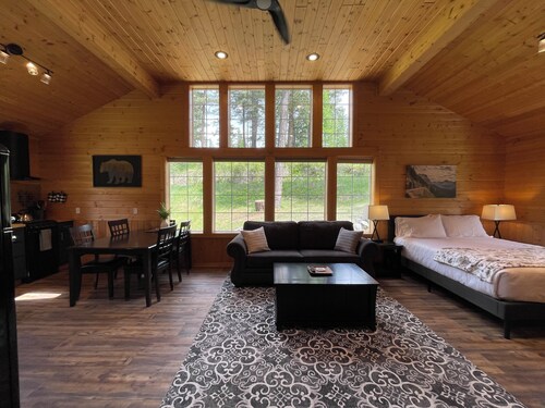 Charming studio guesthouse in delightful Bigfork with AC, WiFi