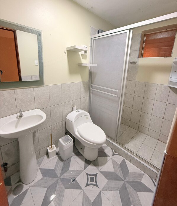 Dusche, Haartrockner, Handtücher, Toilettenpapier