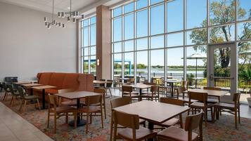 Petit déjeuner buffet compris tous les jours