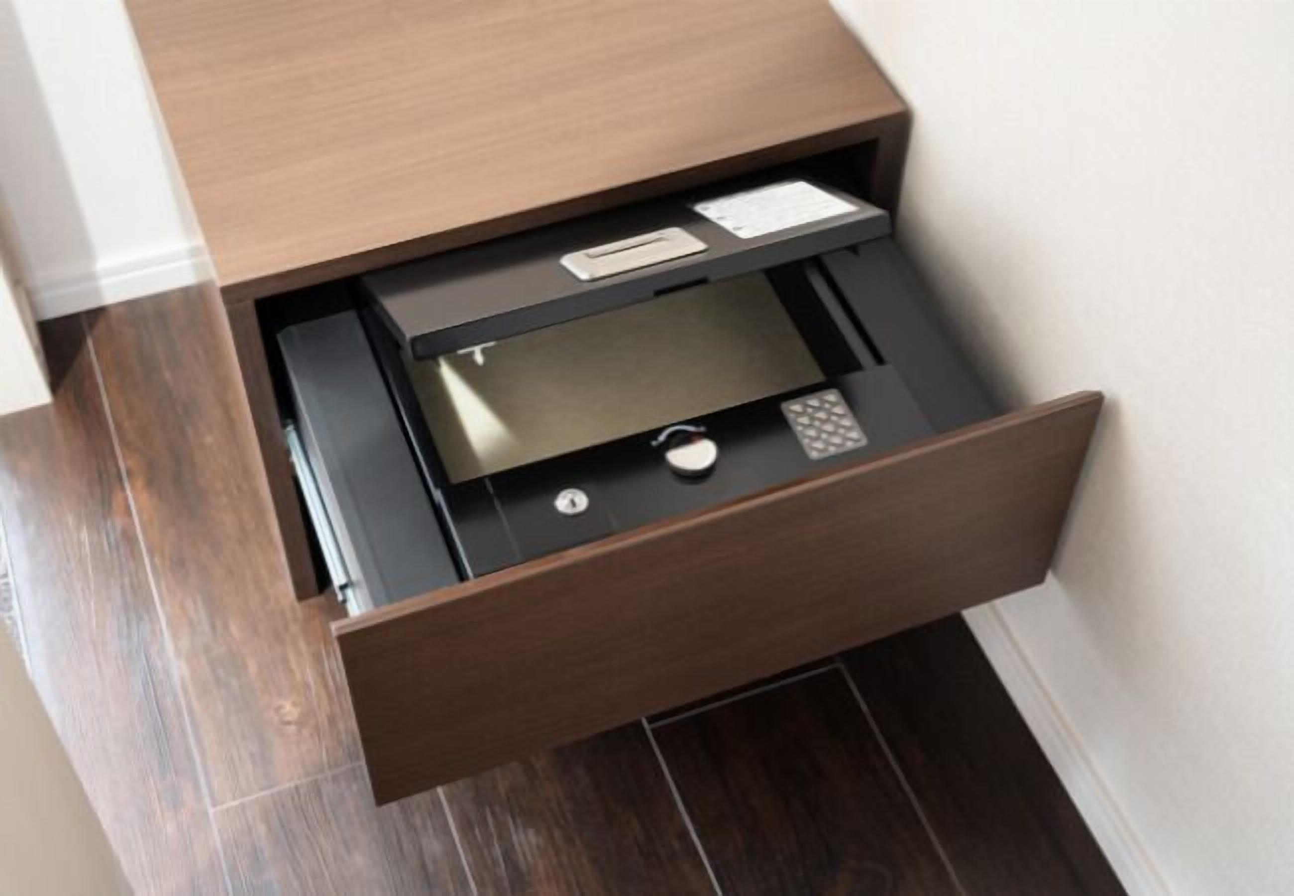 Un cajón de madera con una impresora integrada y un lector de tarjetas.