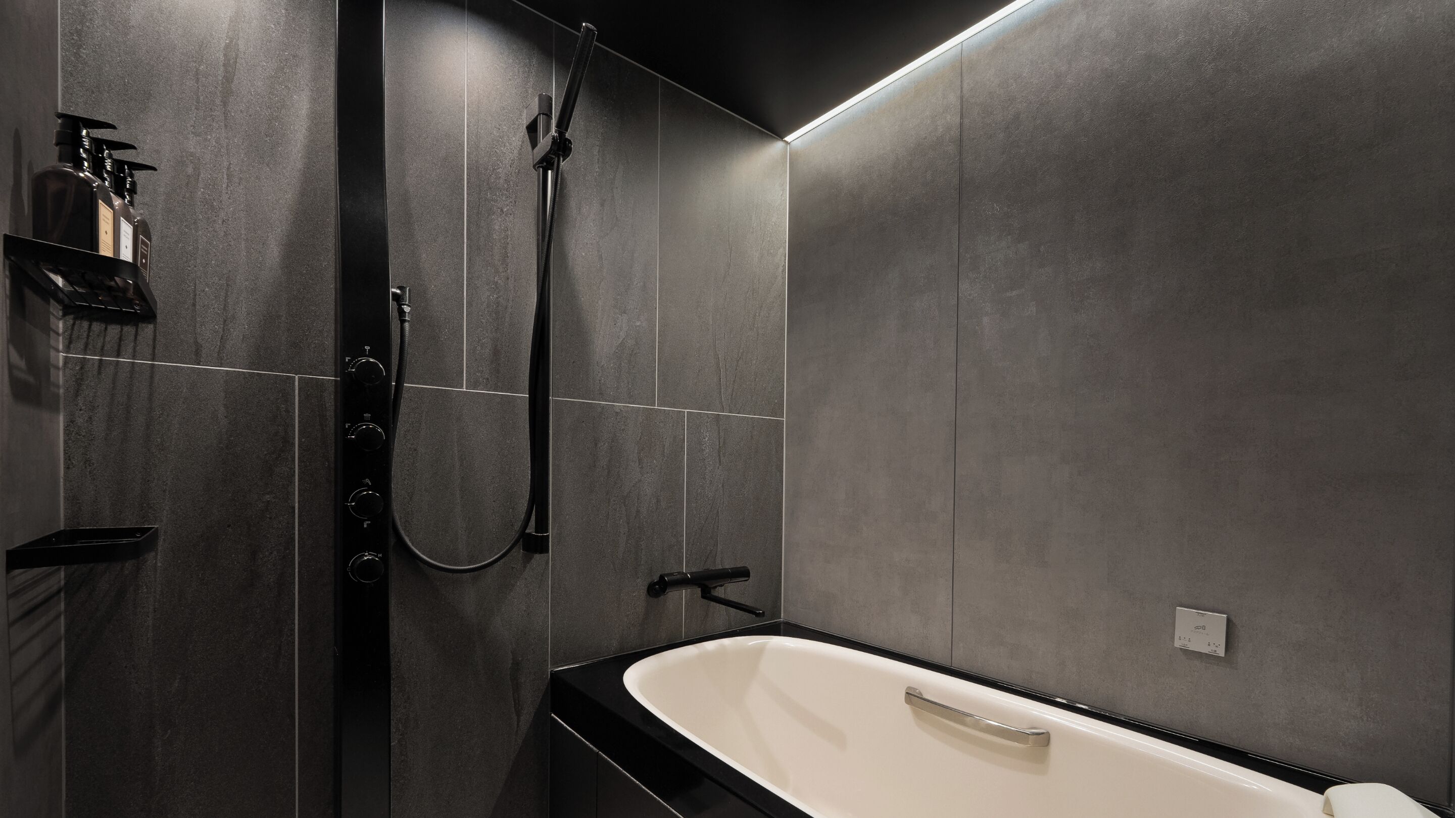 Deluxe Twin Room, Non Smoking | Bathroom | Eco-friendly toiletries, hair dryer, slippers, electronic bidet