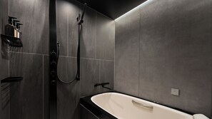 Habitación Deluxe con 2 camas individuales, para no fumadores | Baño | Amenidades de baño ecológicas, secadora de cabello, pantuflas