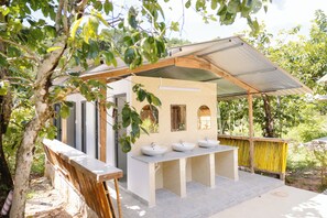 Classic Chalet, Garden View | Bathroom | Shower, rainfall showerhead, free toiletries, hair dryer - Scent Chalet - Scent Village (Da Lat)