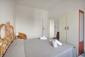 3 bedrooms, bed sheets