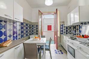 Réfrigérateur, four, plaque de cuisson, cafetière/bouilloire