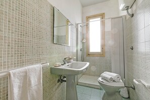 Douche, bidet, serviettes fournies
