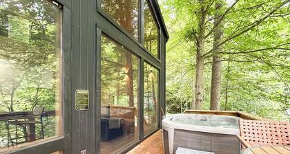 Scandanavian Cabin-Hot Tub-EV Charger-Fire Pit-Close to All RRG Action