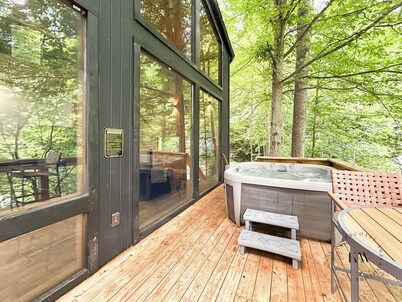 Scandanavian Cabin-Hot Tub-EV Charger-Fire Pit-Close to All RRG Action