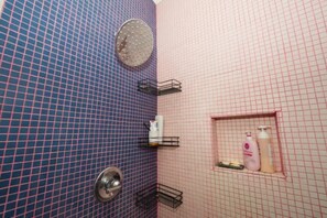 SĂšche-cheveux, serviettes fournies, savon, papier toilette