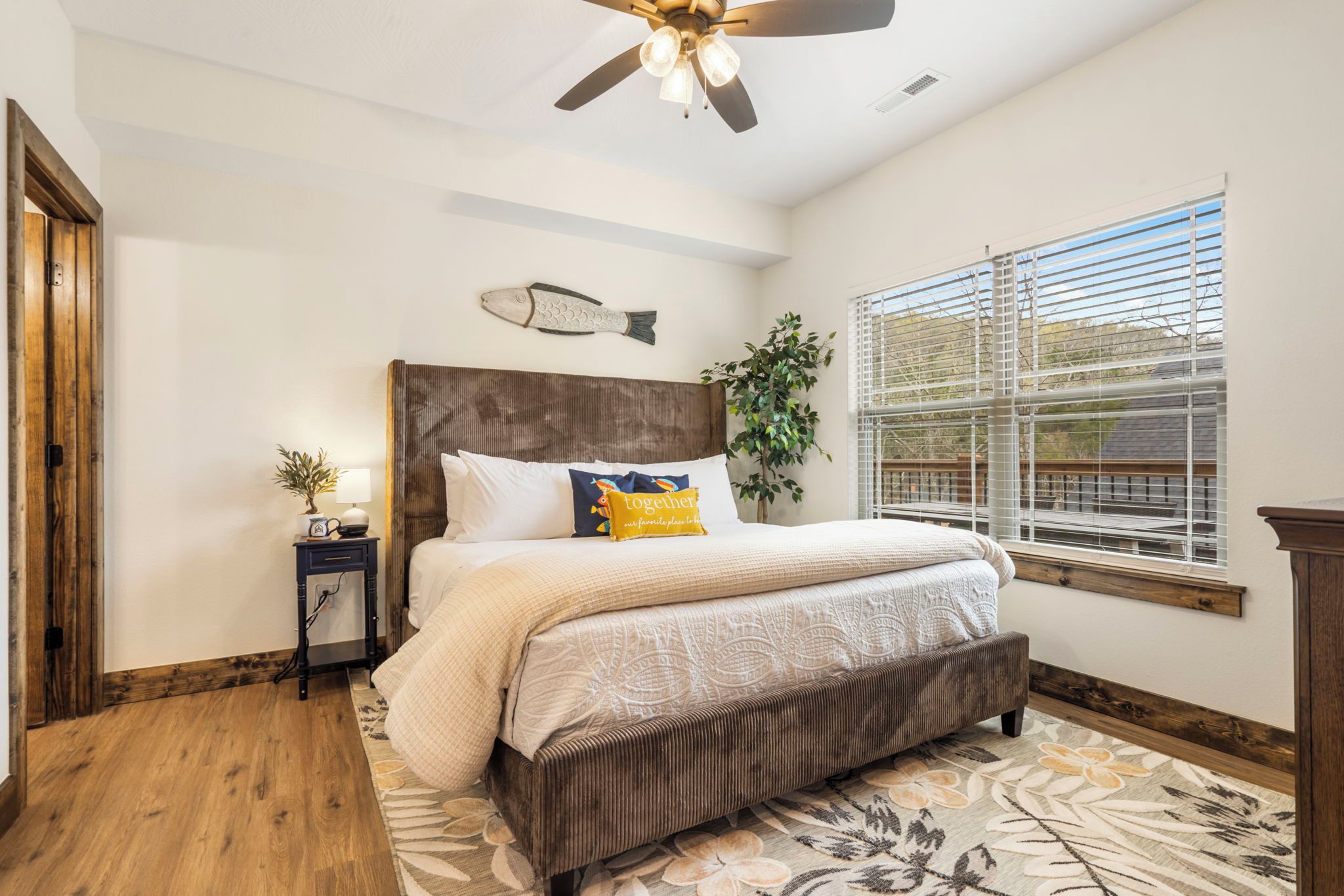 2 habitaciones, escritorio, tabla de planchar con plancha y wifi gratis 