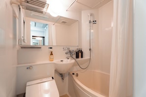 Duschwanne, Haartrockner, Bademäntel, Bidet