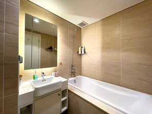 Bruser, hårtørrer, bidet, håndklæder