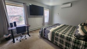 4 bedrooms, travel cot, WiFi - Private Home in the White Mountains! (Campton)