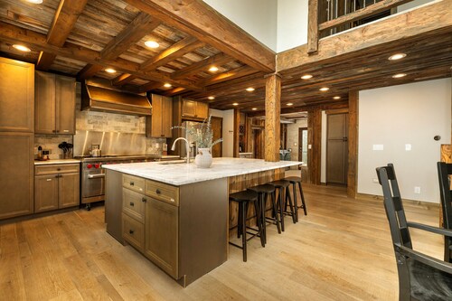 Brooky Bear Lodge: Hot Tub + Game & Movie Rooms