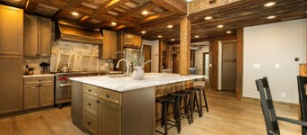 Brooky Bear Lodge: Hot Tub + Game & Movie Rooms