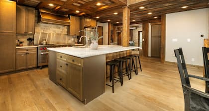 Brooky Bear Lodge: Hot Tub + Game & Movie Rooms