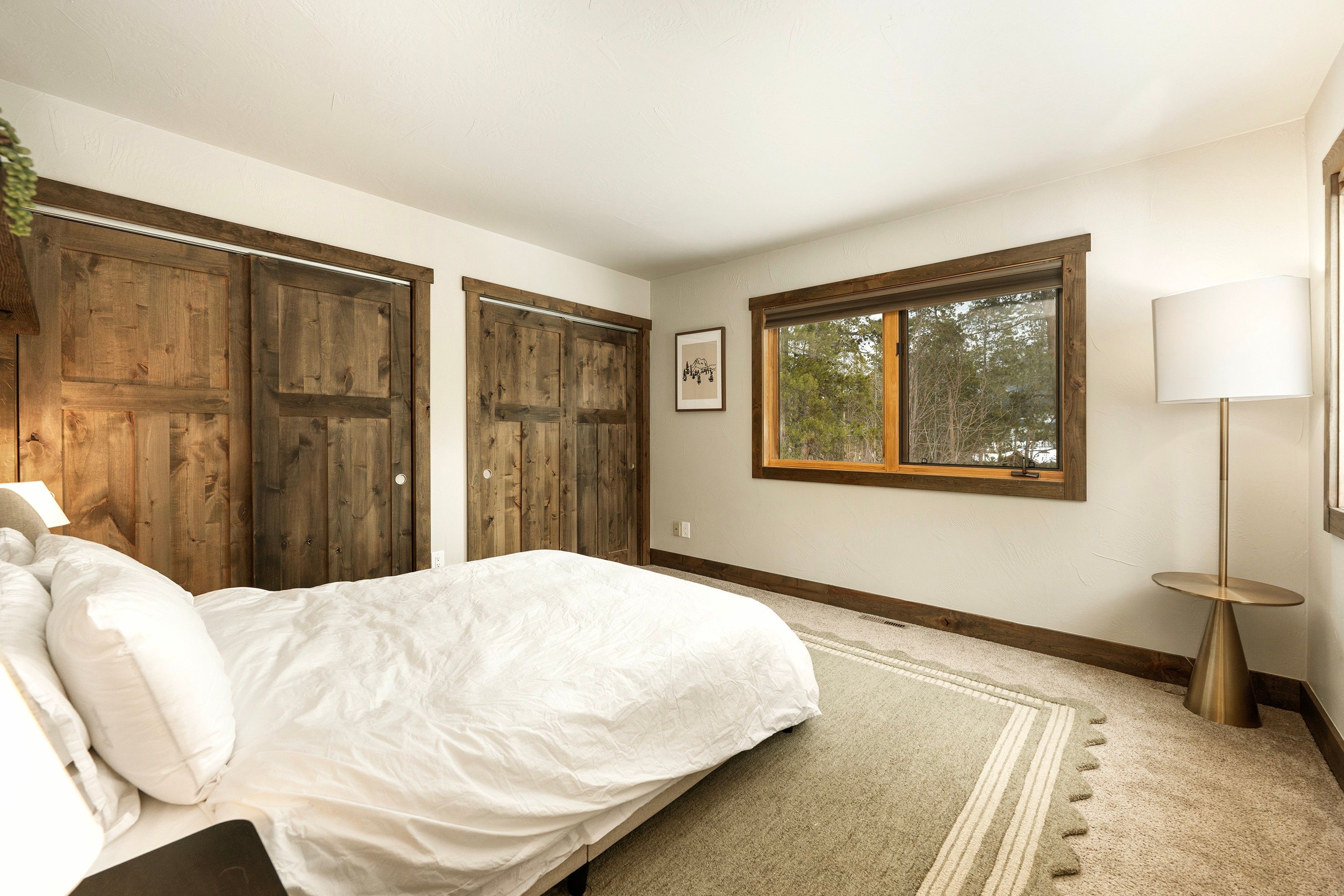 Desk, WiFi, bed sheets