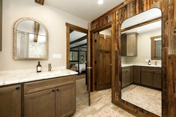 Séchoir à cheveux, serviettes fournies, savon, shampooing