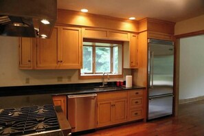 Mikrobølgeovn, ovn, kokeplater og oppvaskmaskin