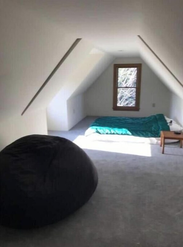 4 bedrooms, internet, bed sheets