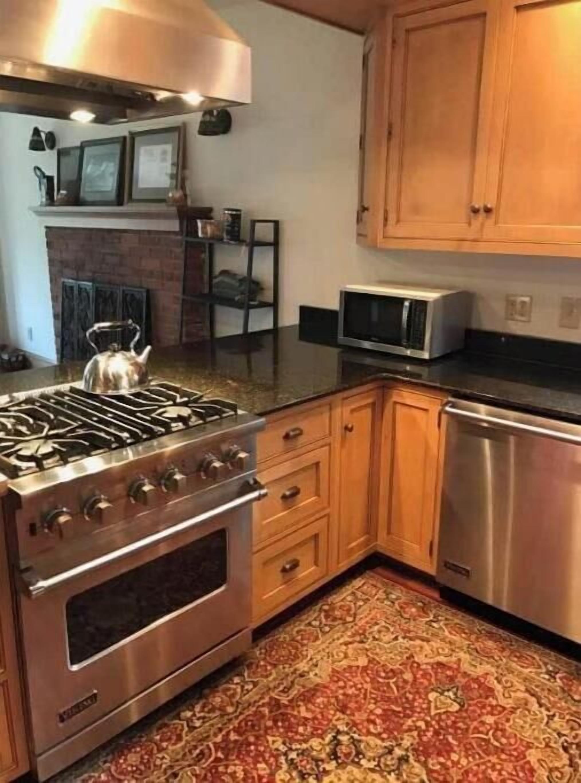 Een microgolfoven, een oven, een kookplaat, een vaatwasser