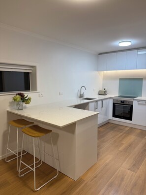 Fridge, oven, stovetop, coffee/tea maker