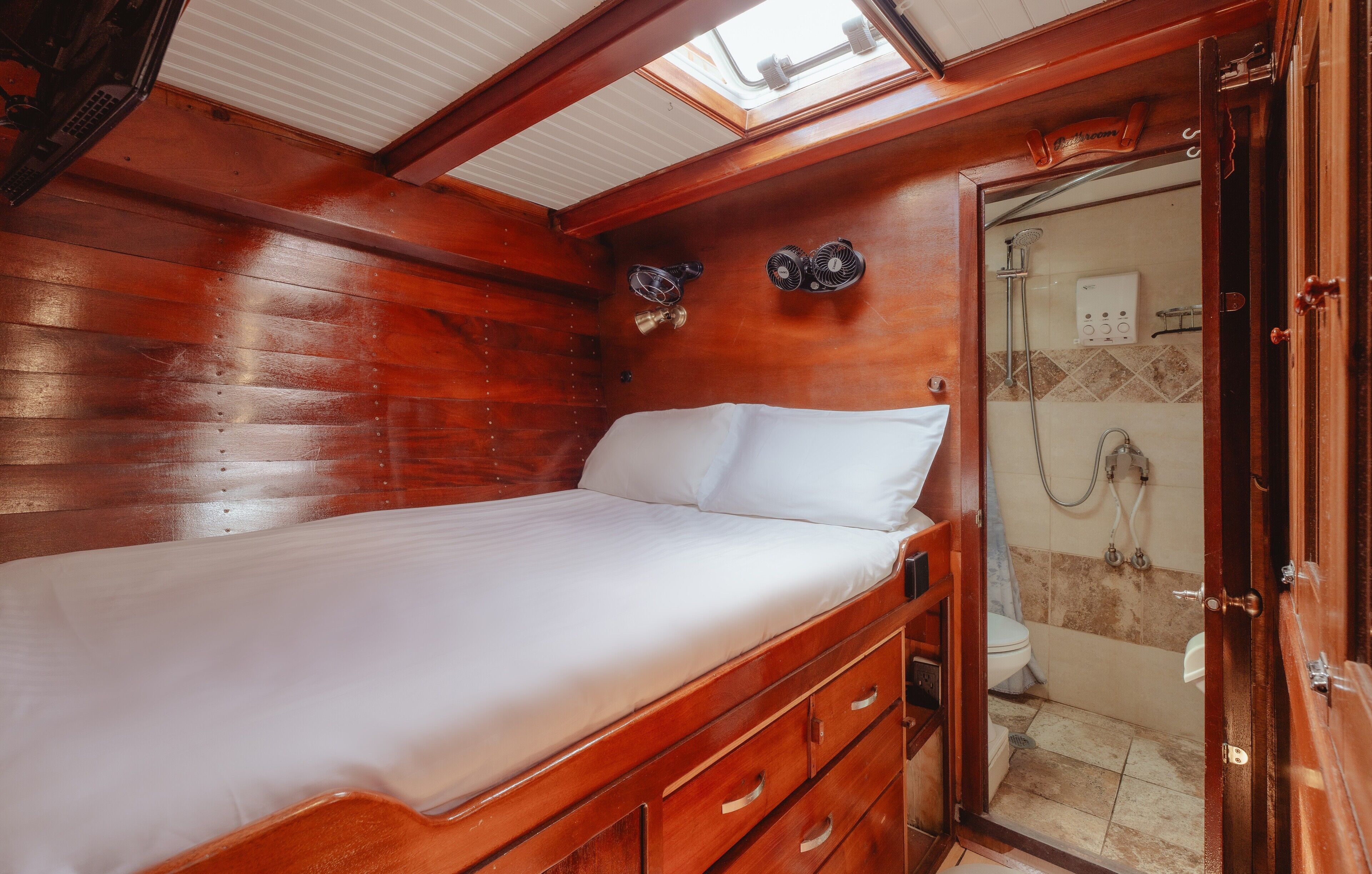 4 室のベッドルーム、アイロン / アイロン台、WiFi (無料)、ベッドシーツ