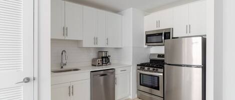 Réfrigérateur, micro-ondes, four, plaque de cuisson