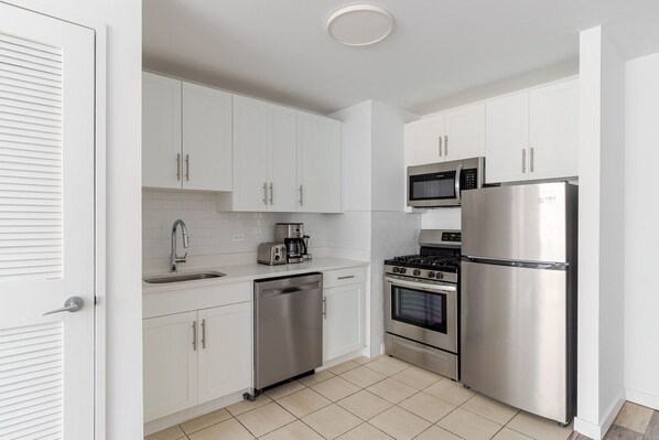 Een koelkast, een microgolfoven, een oven, een kookplaat