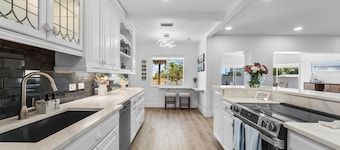 Luxury 3 Bedroom Private Home Walk to Beach