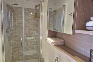 Dusche, Haartrockner, Bidet, Handtücher