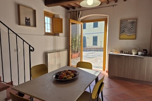Dining - Casa Dery, an authentic corner of Tuscany a stone's throw from Lake Massaciuccoli!Immerse yourself in the charm of Tuscan tradition in this splendid former barn, completely restored with terracotta floors, stone façade and suggestive mandolino.The two-s (Massaciuccoli)