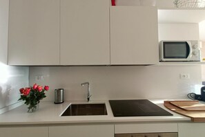 Réfrigérateur, four à micro-ondes, un four, surface de cuisson