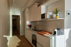 冷蔵庫、電子レンジ、オーブン、コンロ