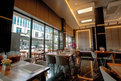 The Quadrant Hotel KNO