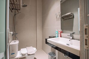 Super Deluxe Double or Twin Room | Bathroom | Shower, towels, soap, shampoo
