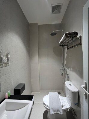 Superior-Doppelzimmer | Badezimmer | Dusche, Handtücher, Seife, Shampoo