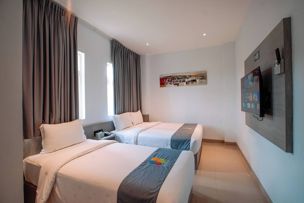 Family Double or Twin Room | Desk, laptop workspace, WiFi (free)