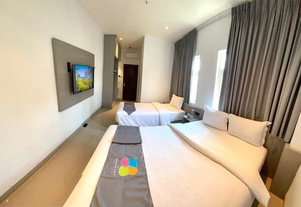 Family Double or Twin Room | Desk, laptop workspace, free WiFi