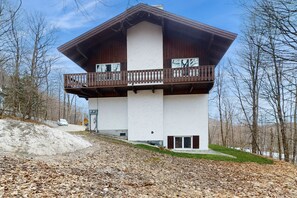 Exterior - Cozy 1970's retro ski duplex w/ mountain views, balcony, TV, wifi, w/d, kitchen (Killington)