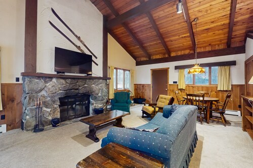 Cozy 1970's retro ski duplex w/ mountain views, balcony, TV, wifi, w/d, kitchen