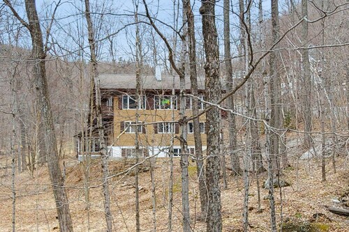 Cozy 1970's retro ski duplex w/ mountain views, balcony, TV, wifi, w/d, kitchen