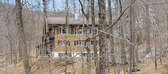 Cozy 1970's retro ski duplex w/ mountain views, balcony, TV, wifi, w/d, kitchen