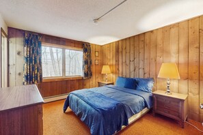 3 bedrooms, iron/ironing board, internet, bed sheets - Cozy 1970's retro ski duplex w/ mountain views, balcony, TV, wifi, w/d, kitchen (Killington)