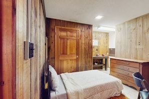 3 bedrooms, iron/ironing board, Internet, bed sheets