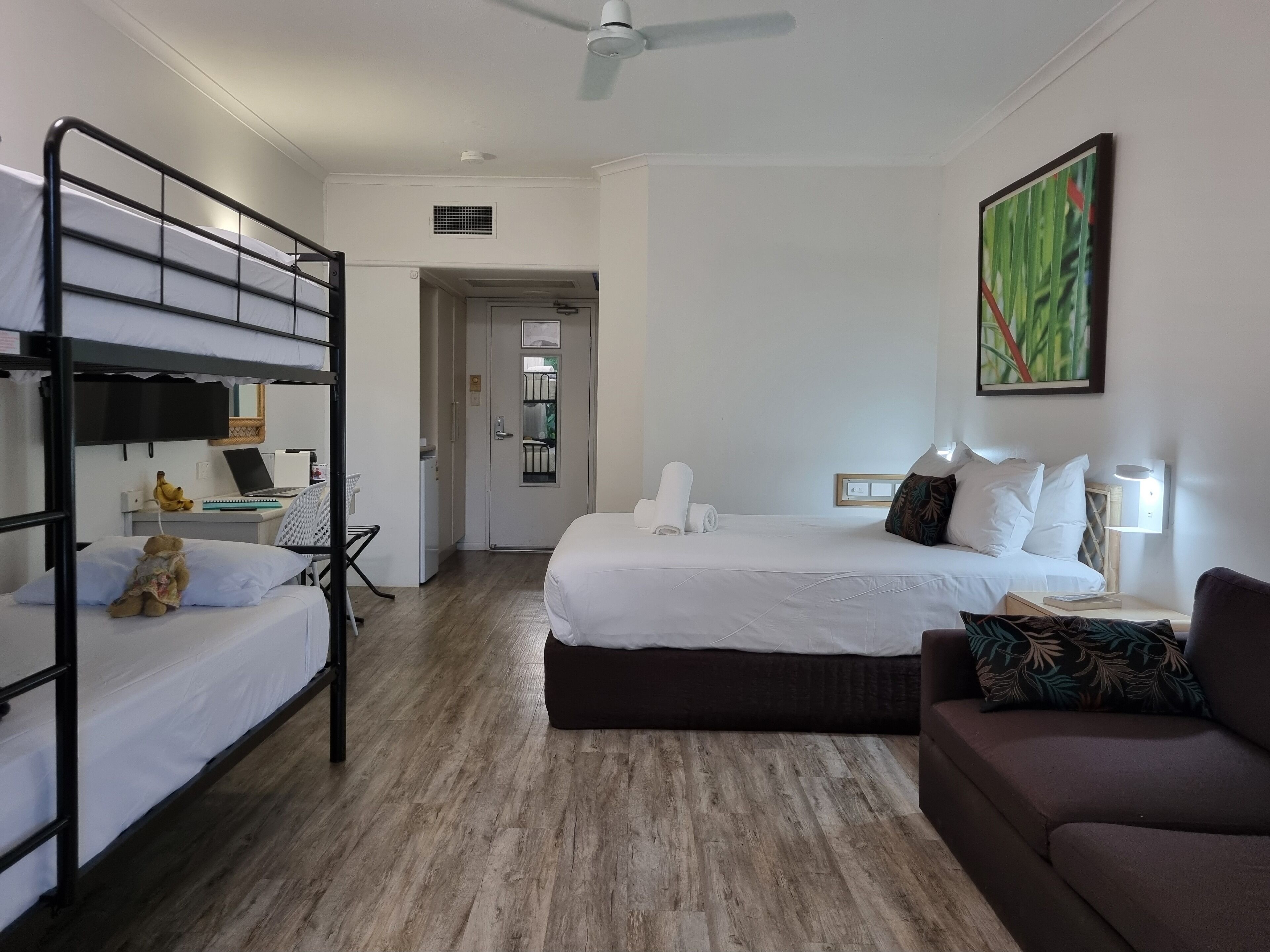 Cortinas blackout, tabla de planchar con plancha y wifi gratis 