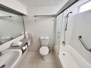 Premium Double or Twin Room, Pool View | Bathroom