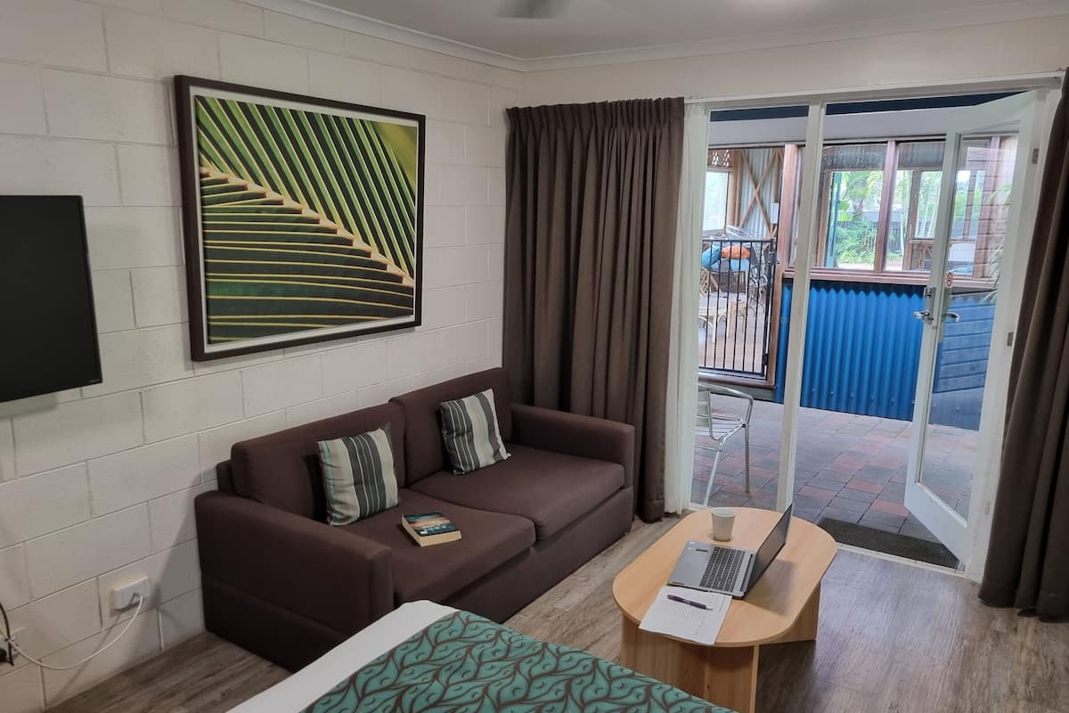 Cortinas blackout, tabla de planchar con plancha y wifi gratis